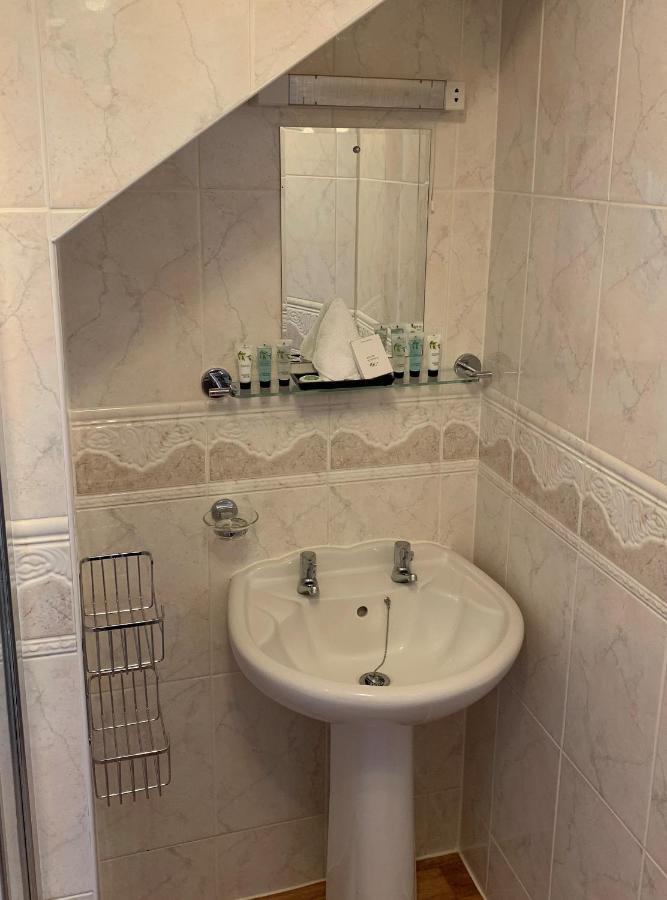 אינברנס Lyndon Guest House מראה חיצוני תמונה